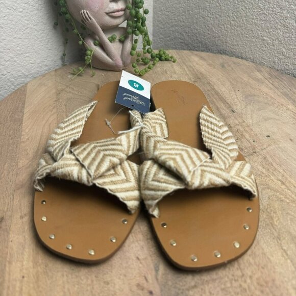 Universal Threads Chevron pattern beige white Flat Womens Sandals Size 8 - Picture 1 of 4